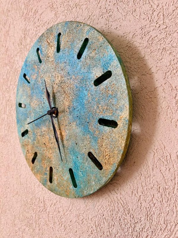 שעון קיר מעוצב מבטון- זהב טורקיז